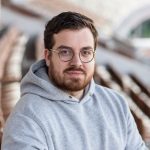 Jongeman in grijze hoodie buiten.